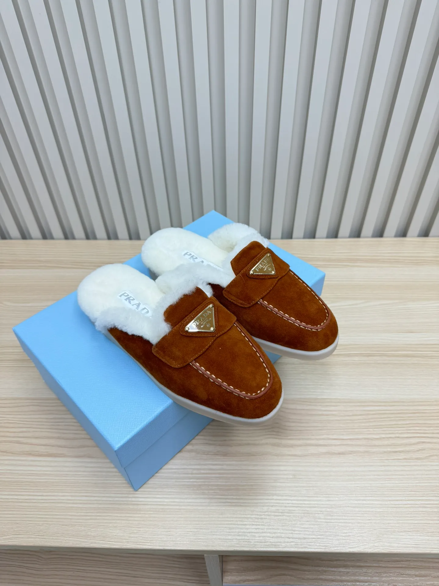 p560 🎉Prada toe-cap wool slippers, officially updated simultaneously, couple models are coming! 💑 Classic triangle buckle design, extremely fashionable. The all-wool lining and feet have excellent thermal insulation properties, allowing you to feel warm even in cold winter days. The comfortable TPU soles are extremely comfortable to wear, as if you are walking on the clouds. 😌 It is an excellent choice whether at home or out. Wear it with your significant other to show off your love and become the focus of street fashion. 💖This winter, let Prada toe-toe wool slippers accompany you, combining warmth and fashion. Come and get it now! 🛍️ Fabric: Imported frosted cowhide Lining: One-piece sheepskin imported from Australia Outsole: Original Tpu absorbent film outsole Female size: 35～41 (41 customized) Male size: 39～45 (45 customized)